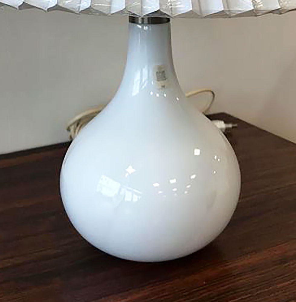 dekohjem boligtilbehoer fin bordlampe helios fra holmegaard hvid glas
