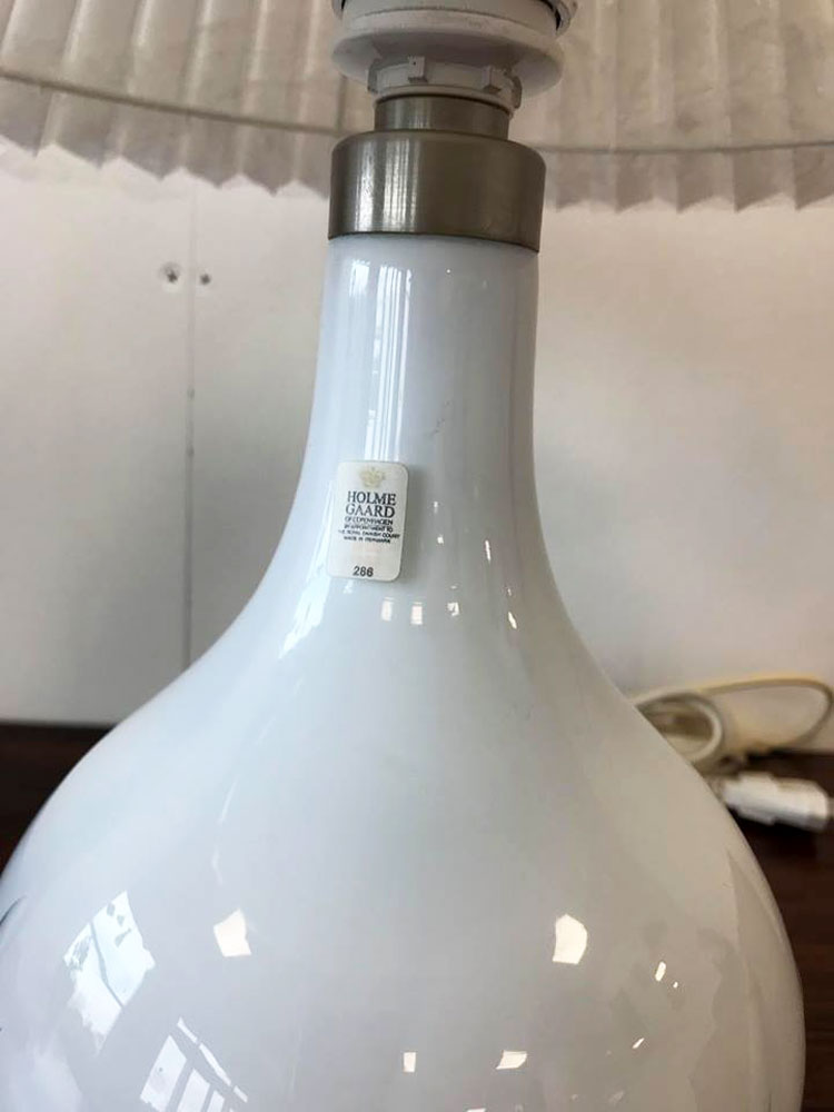 dekohjem boligtilbehoer fin bordlampe helios fra holmegaard hvid glas