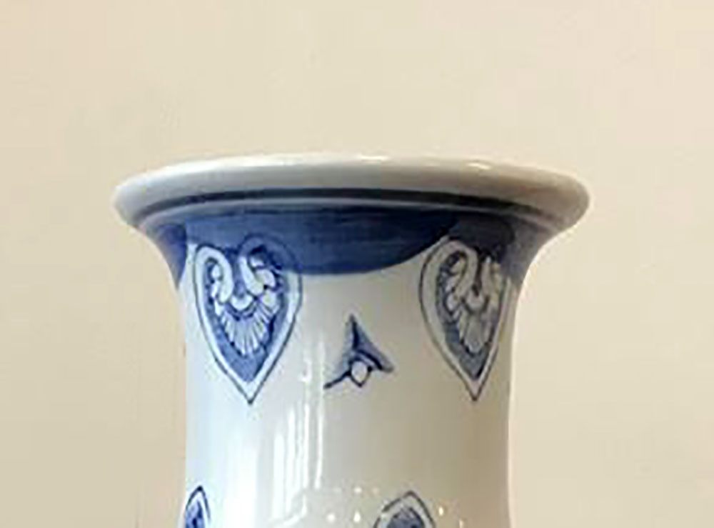 dekohjem boligtilbehoer flot kinesisk inspireret vase i hvid og blaa farver