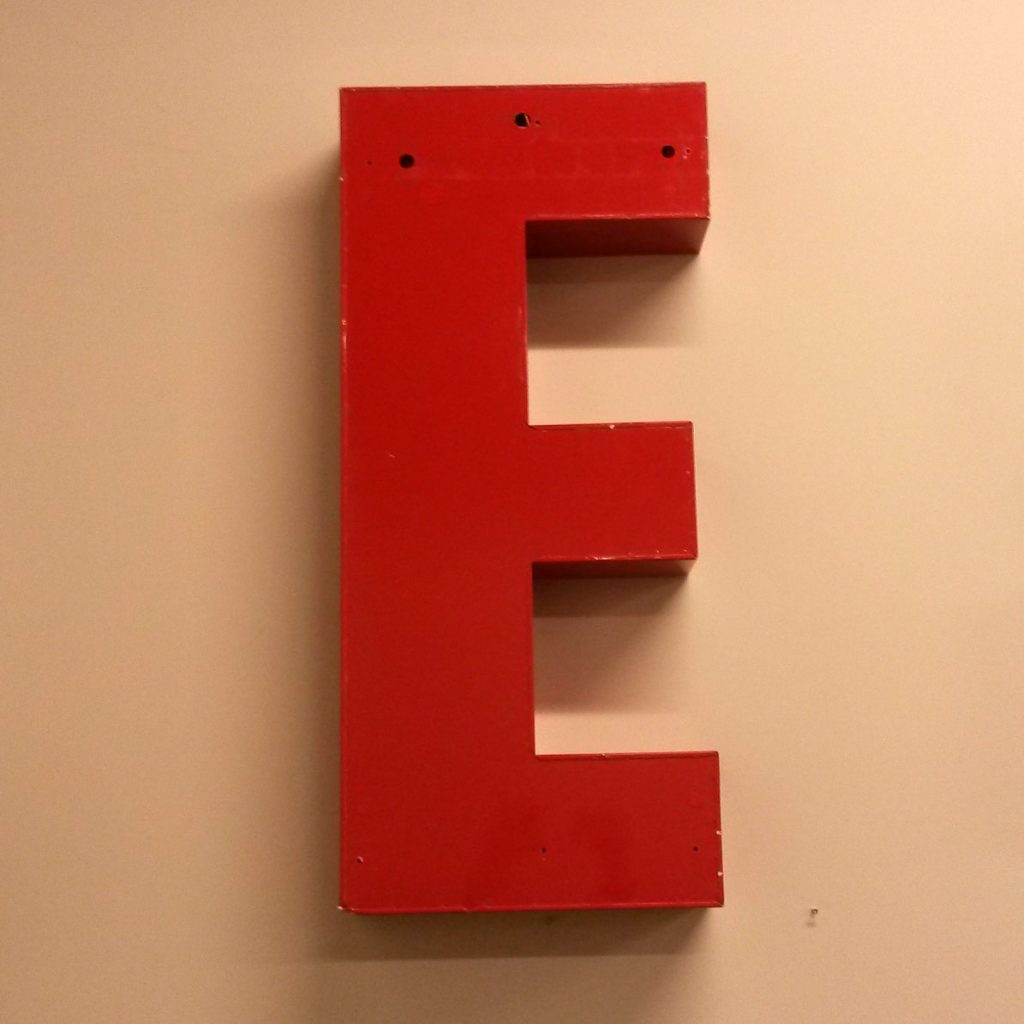 dekohjem boligtilbehoer bogstaver store har e og t
